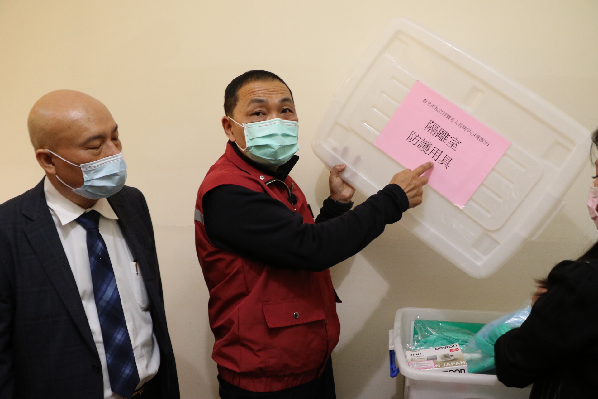 侯友宜檢視隔離室的防疫物資準備  左為機構負責人林哲弘